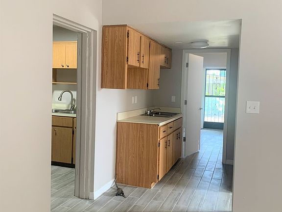 3rd image of 1050 E Bay St