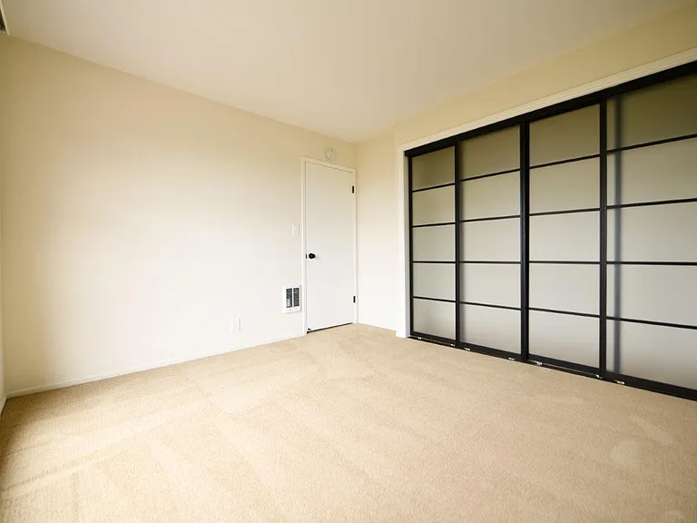95 Linda Apartments — Photo 16