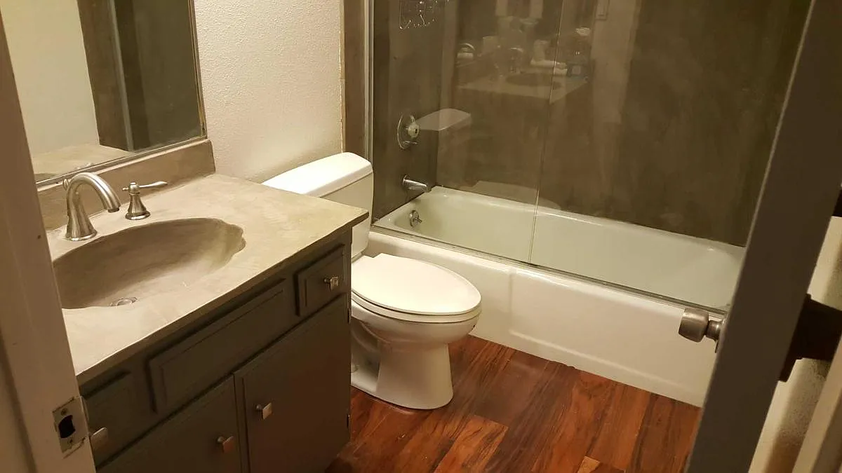 3 bed, 2.5 bath, 2001 sqft, $3,975 — Photo 2