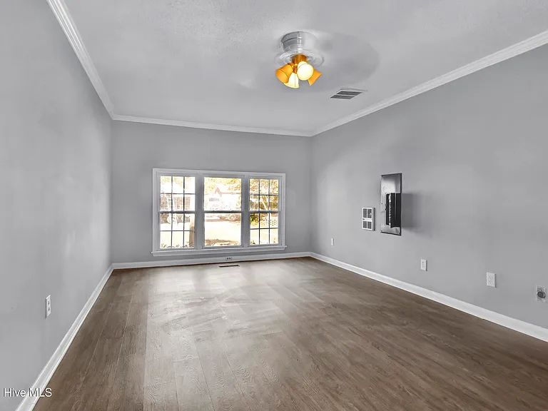 139 Charter Dr — Photo 3