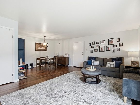 5th image of 315 Ringwood Ave