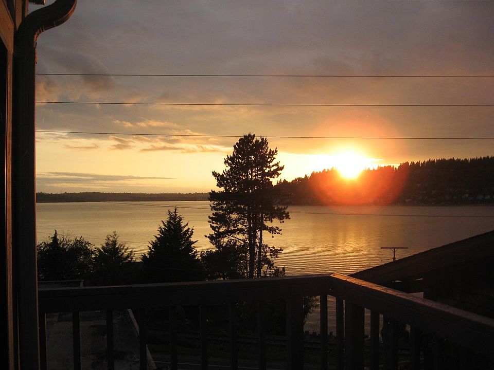 Sunset over the southern tip of Mercer Island