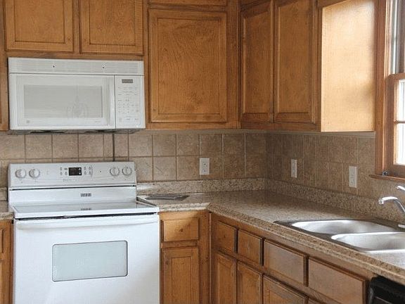 3rd image of 2350 Springdale Dr