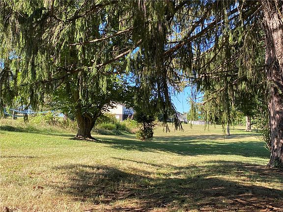 4th image of 130 E End Rd