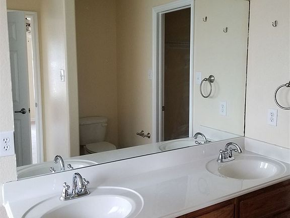 3rd image of 2220 SW Oxford Dr
