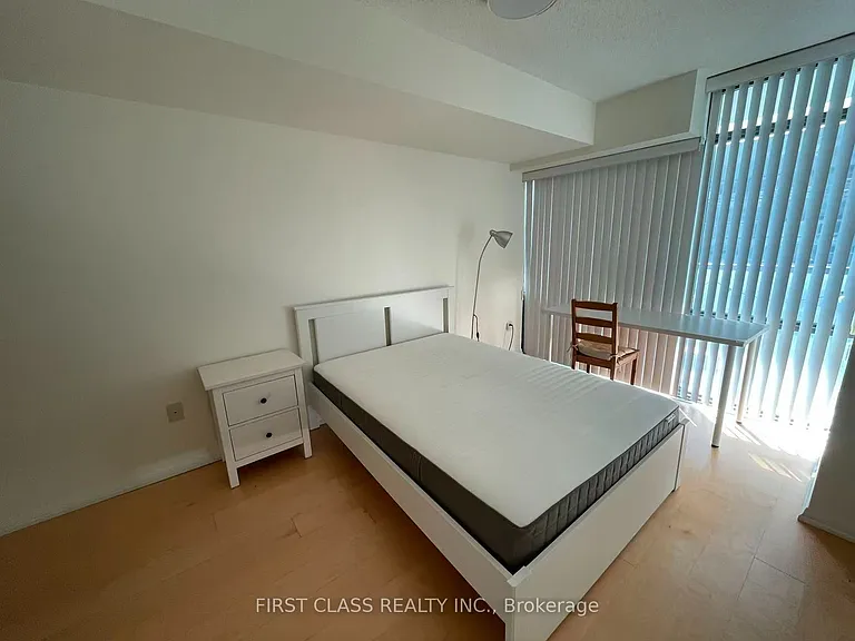 37 Grosvenor St #1301 — Photo 3