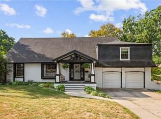 330 E Bridlespur Dr, Kansas City, MO 64114