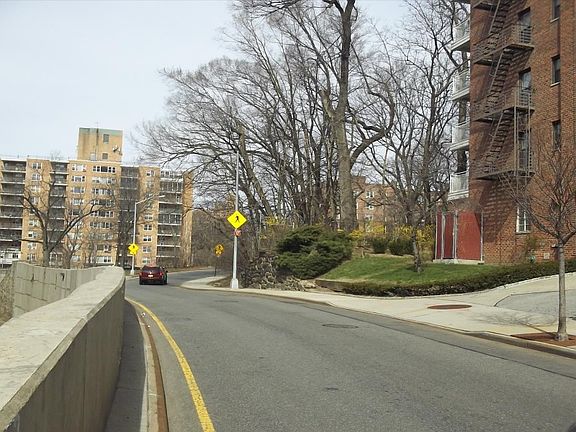 4th image of 629 Kappock St APT 4J