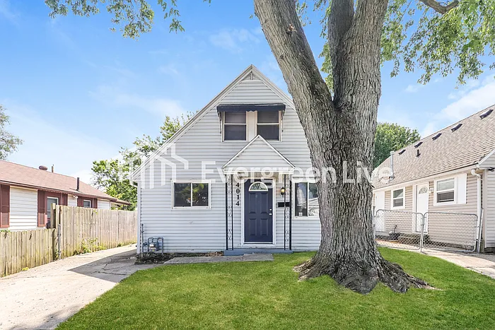 4 bed, 1.0 bath, 938 sqft, $1,245 — Photo 1