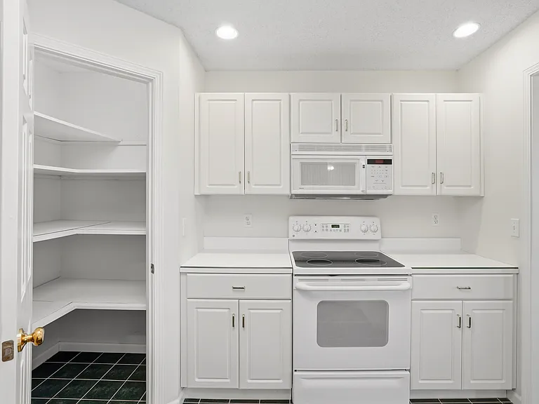 3604 Chatham Dr — Photo 9
