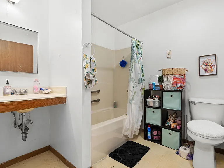110 N Commercial Street — Photo 24