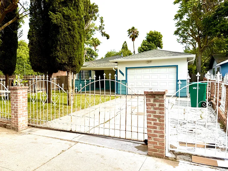 1230 E 8th St — Photo 20