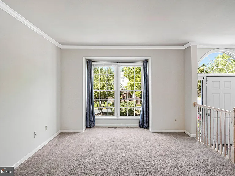 7059 Kings Manor Dr — Photo 3