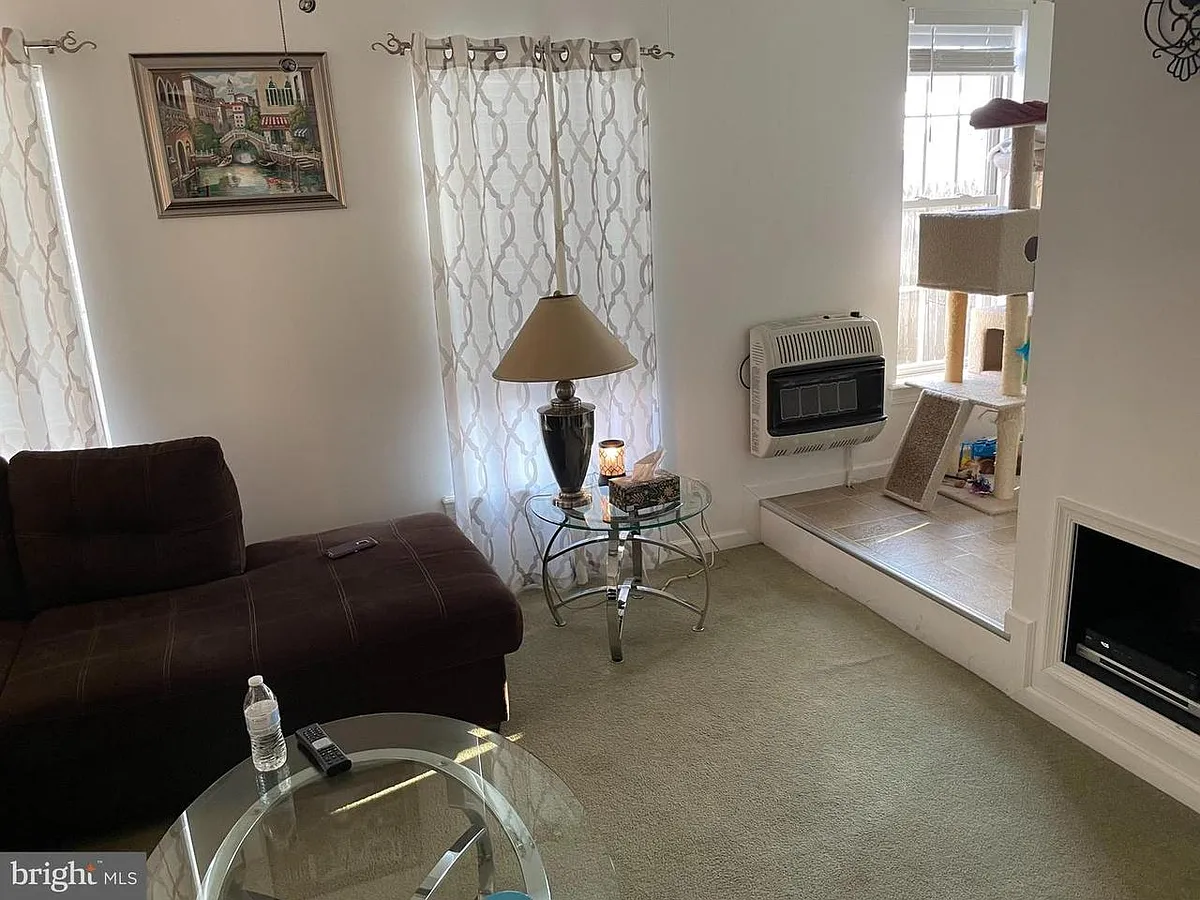 Unit Photo - 1405 E Philadelphia Ave