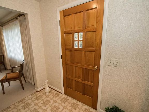 3rd image of 49 Edgebrook Ln