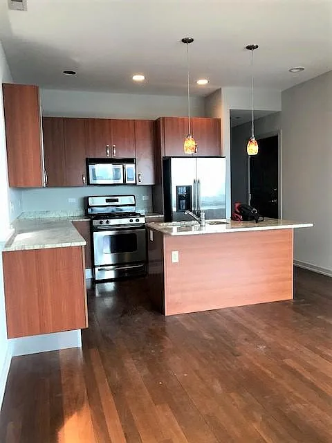 908 N Ashland Ave — Photo 2
