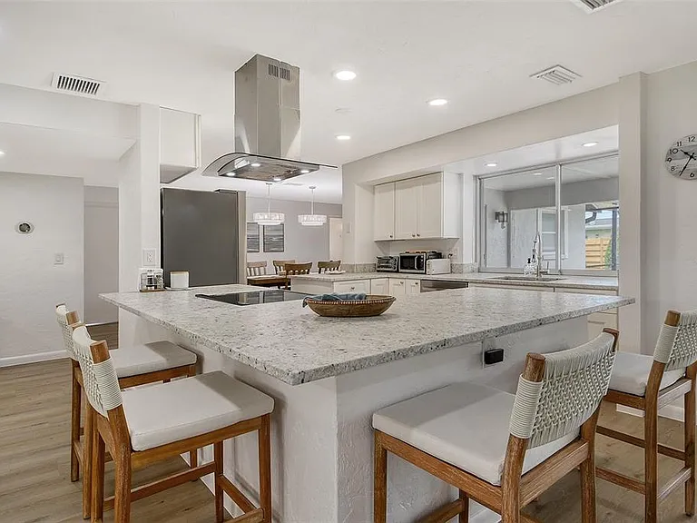 6722 Roxbury Dr — Photo 25