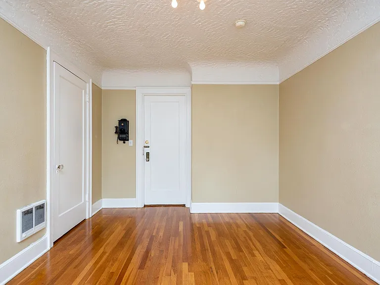 2235 NW Johnson St — Photo 16