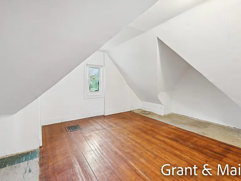 19250 Charest St — Photo 23