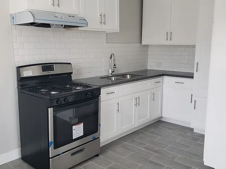2700 Clarendon — Photo 8