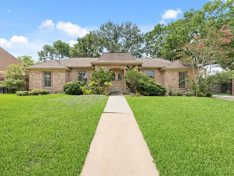 11838 Riverview Dr — Photo 1