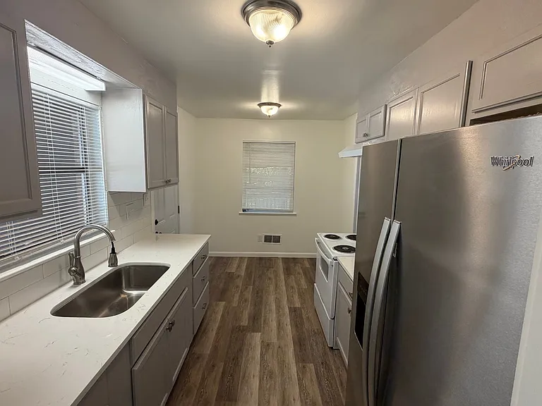112 Meadowood Ave — Photo 3