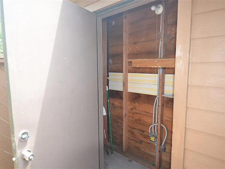 605 Lennox Rd W — Photo 23
