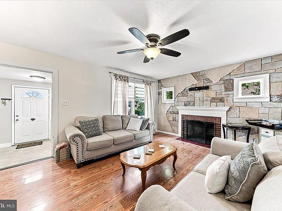 4th image of 411 Cowgill St