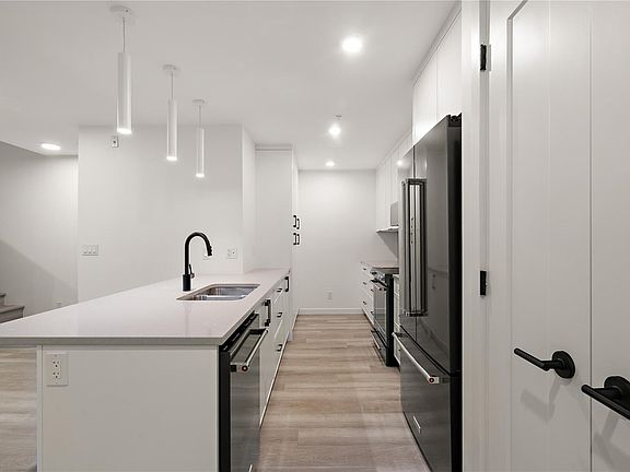 5th image of 1102 Esquimalt Rd #Townhouse 1