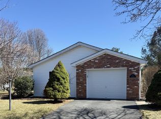 16 Vista Ln, Poughkeepsie, NY 12603