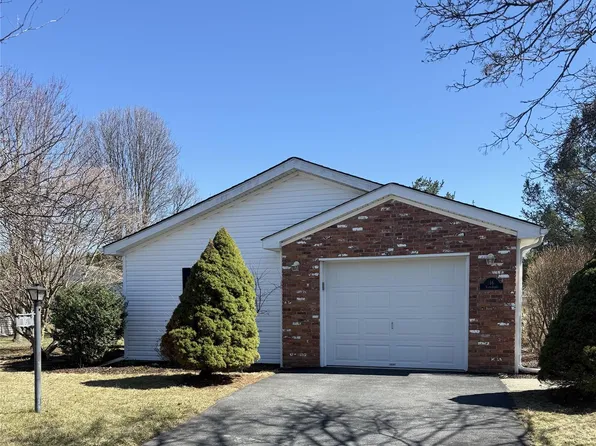 16 Vista Lane, Poughkeepsie, NY 12603