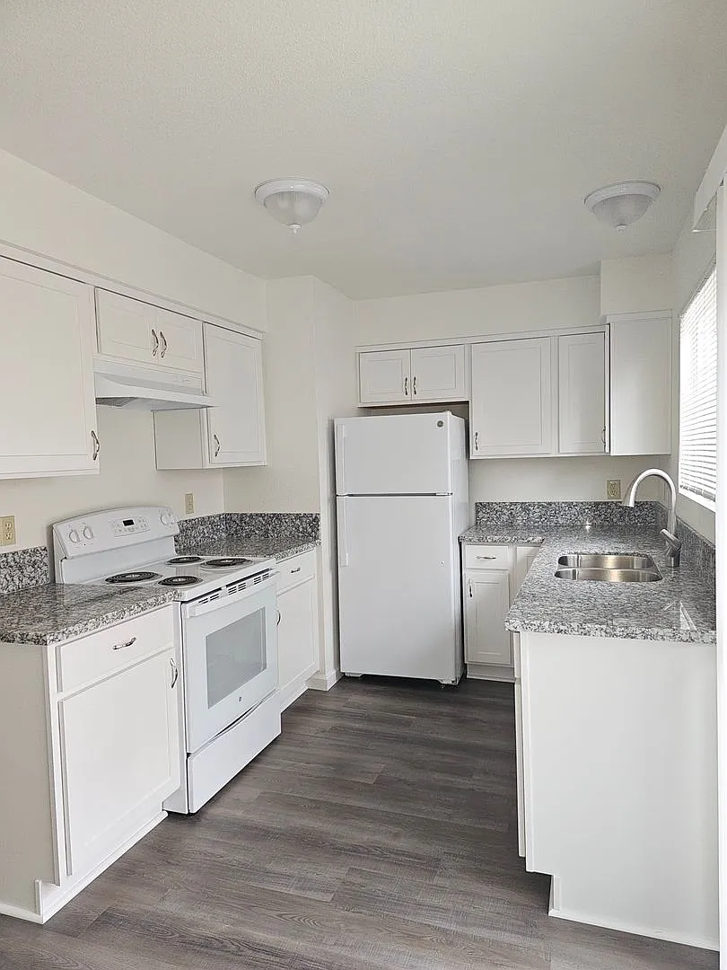 0055 1418 & 1420 Carmel — Photo 3