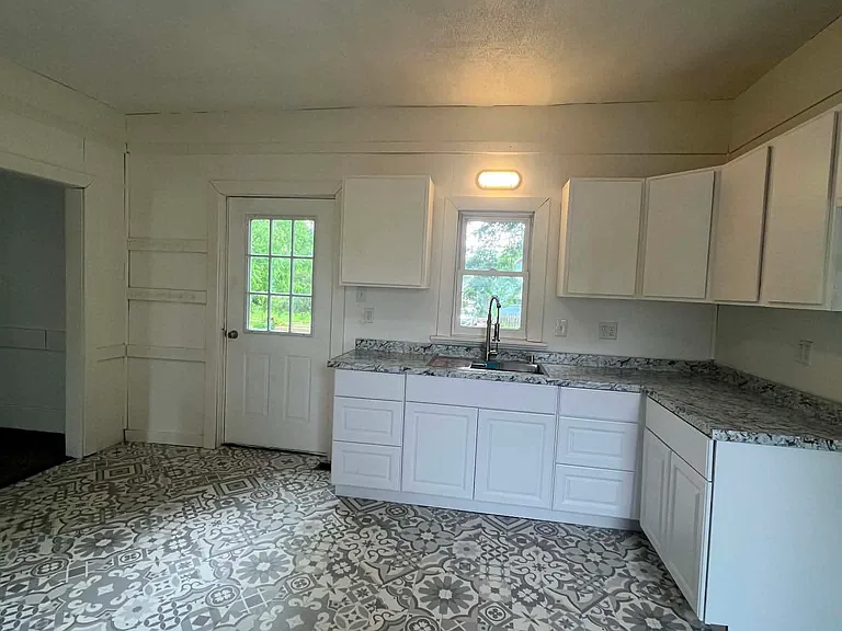 428 Foster Ave — Photo 3