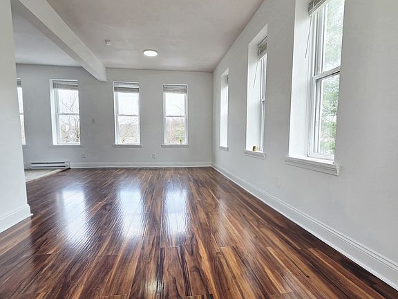 3rd image of 142 E Evergreen St #1