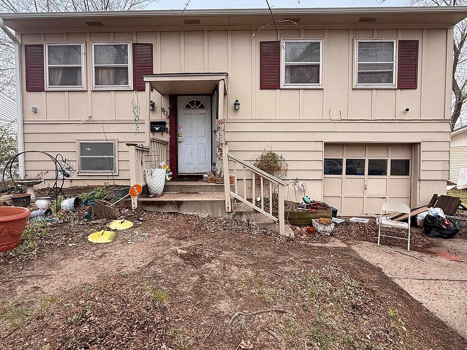 1st image of 909 SE 35th Ter