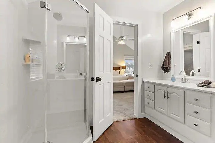 29 Versailles Ave — Photo 41