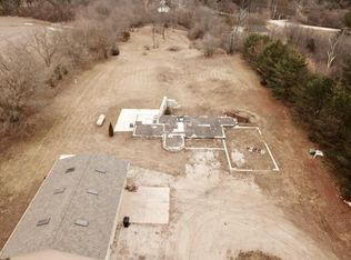 W264S8070 Oakdale Dr, Mukwonago, WI 53149