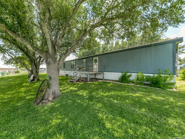 705 W CHERYL, Falls City, TX 78113