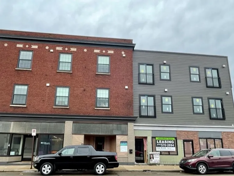 Beautiful Studio and One Bedrooms West Grand Neighborhood — Photo 12