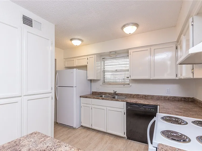 5133 Middlecoff Rd — Photo 10