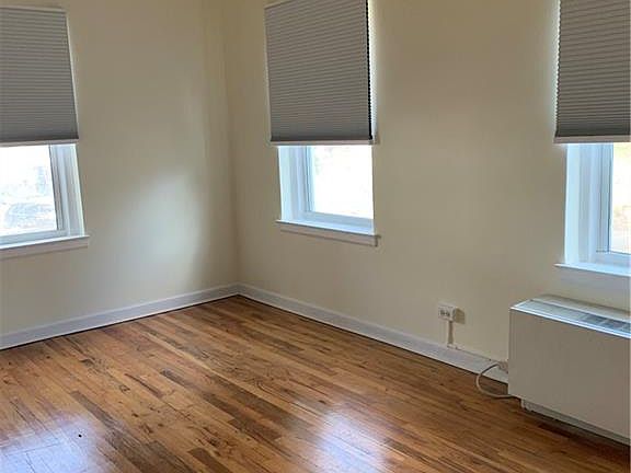 3rd image of 122 Woodside Grn APT 2A