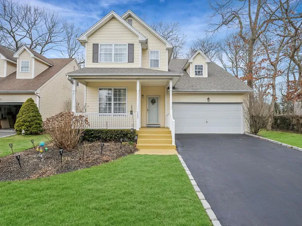 225 Pleasant Drive, Bay Shore, NY 11706
