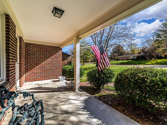 3rd image of 4 Thornridge Ct