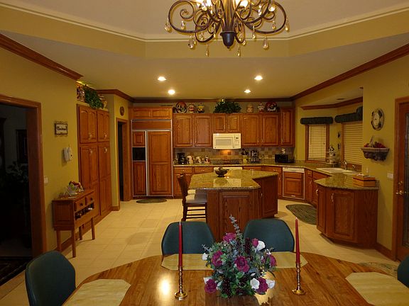 Kitchen (17’-4” x 25’-8")