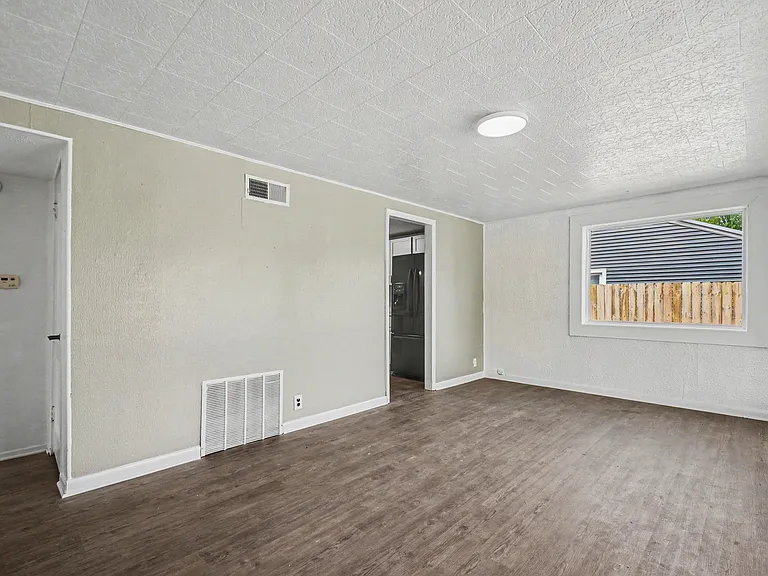 2527 Riverside Dr — Photo 7