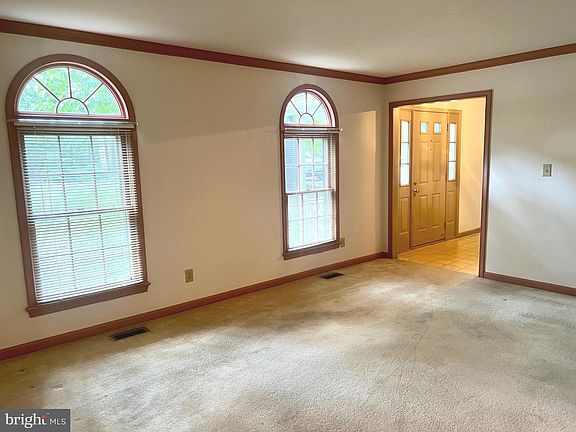 3rd image of 205 Courtland Ln