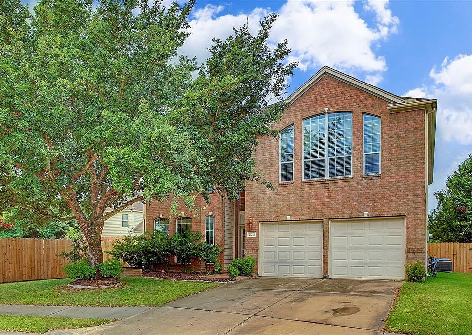 Welcome home to 3011 Rosebud Dale Court in Creek Bend Estates presented by Sara Lyn Nguyen.