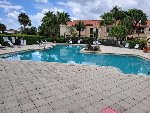 5th image of 3460 Pinewalk Dr N APT 323