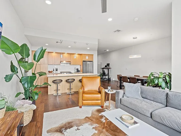 1322 E 12th St #406 — Photo 9
