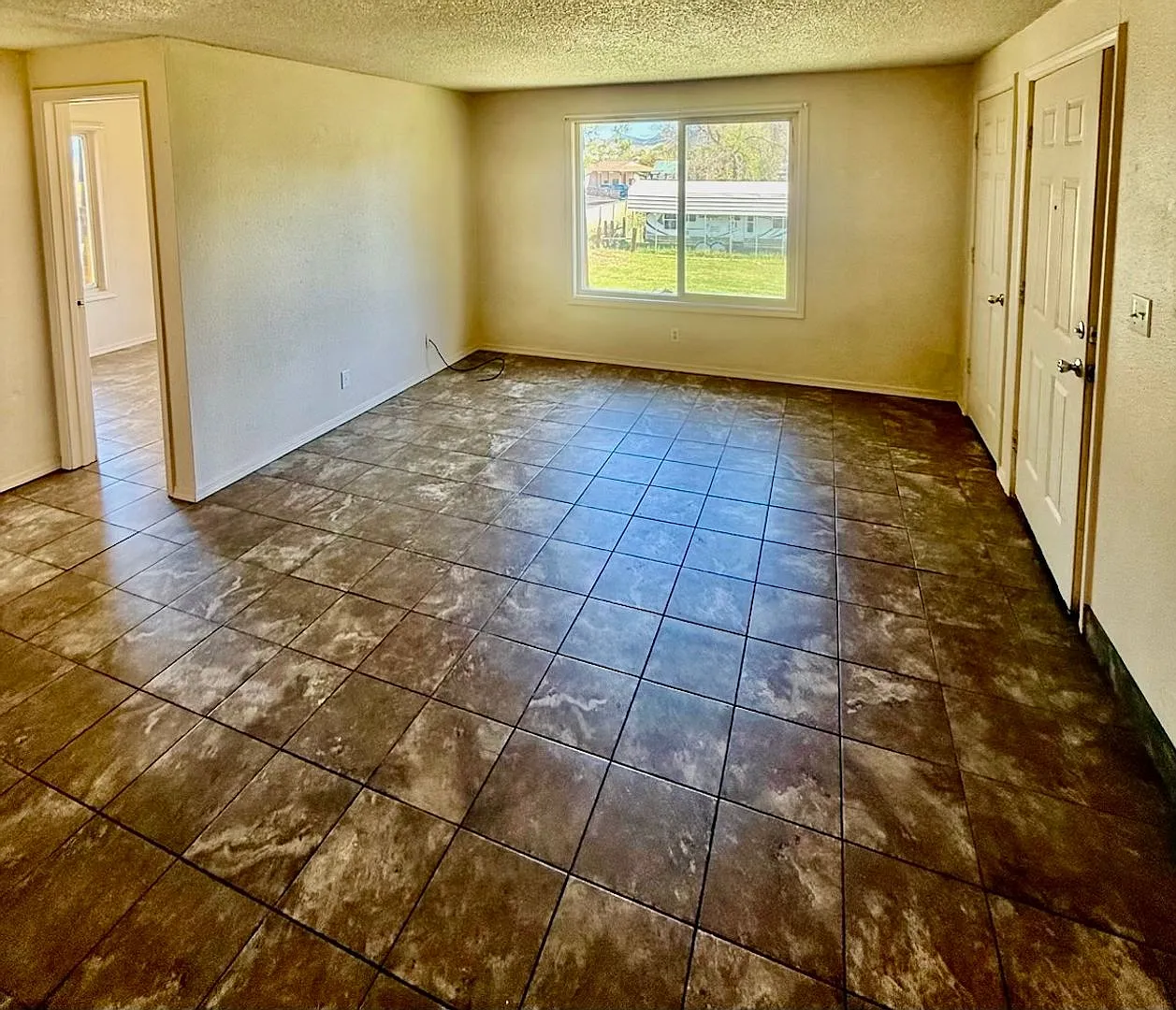 2 Bedroom / 1 Bathroom Upstairs Unit with flexible lease terms — Photo 3